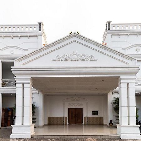 Отель Reddoorz @ Binjai Экстерьер фото