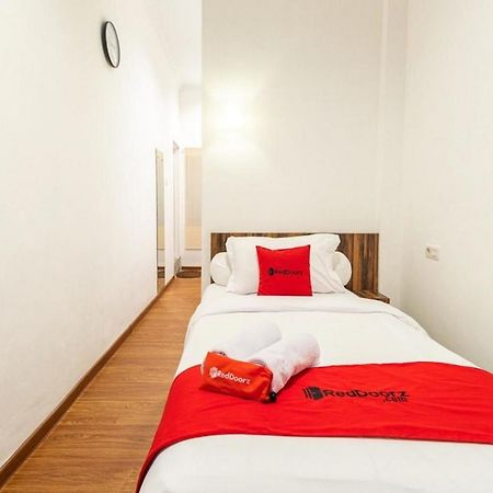 Отель Reddoorz @ Binjai Экстерьер фото