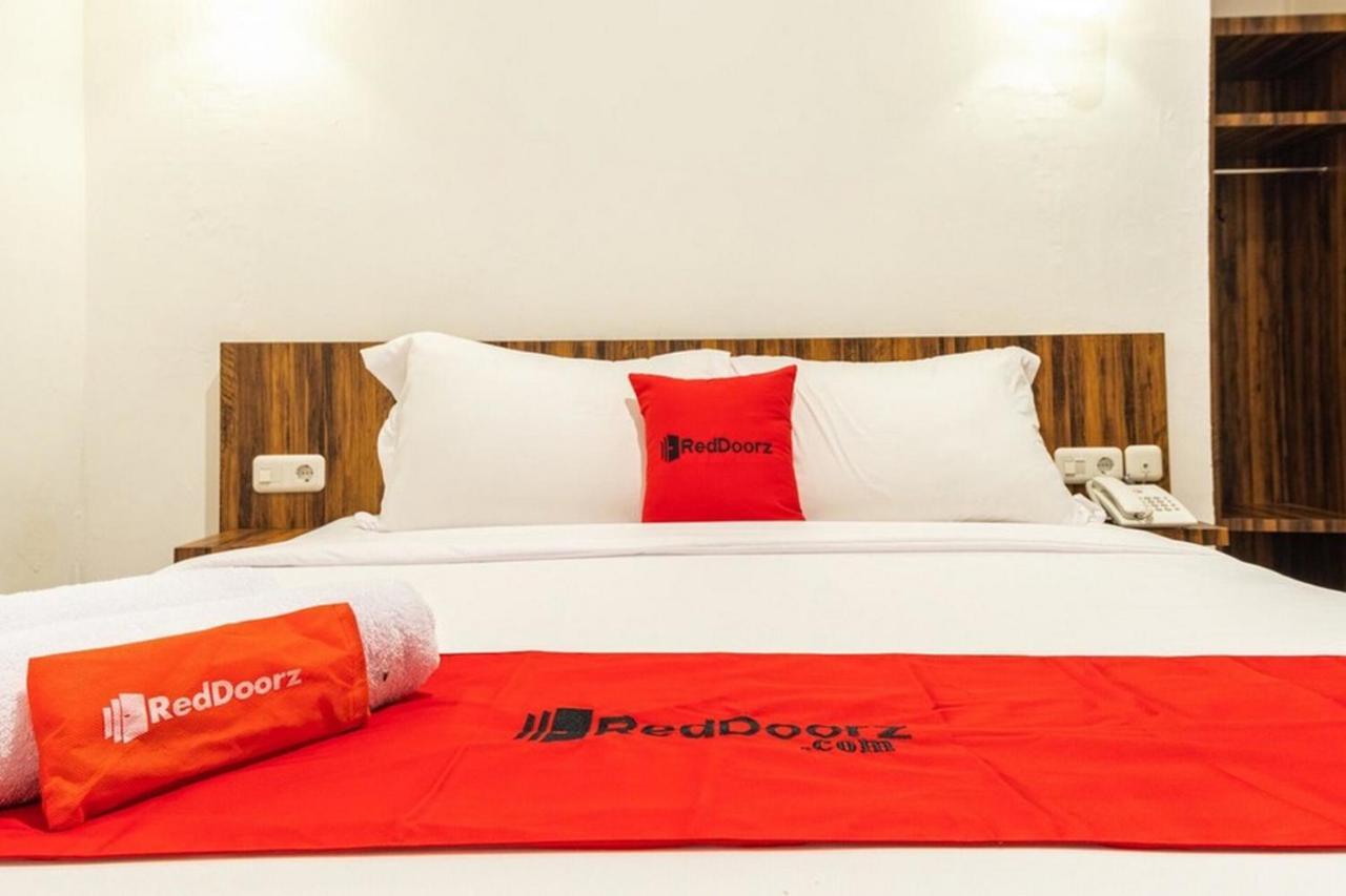Отель Reddoorz @ Binjai Экстерьер фото