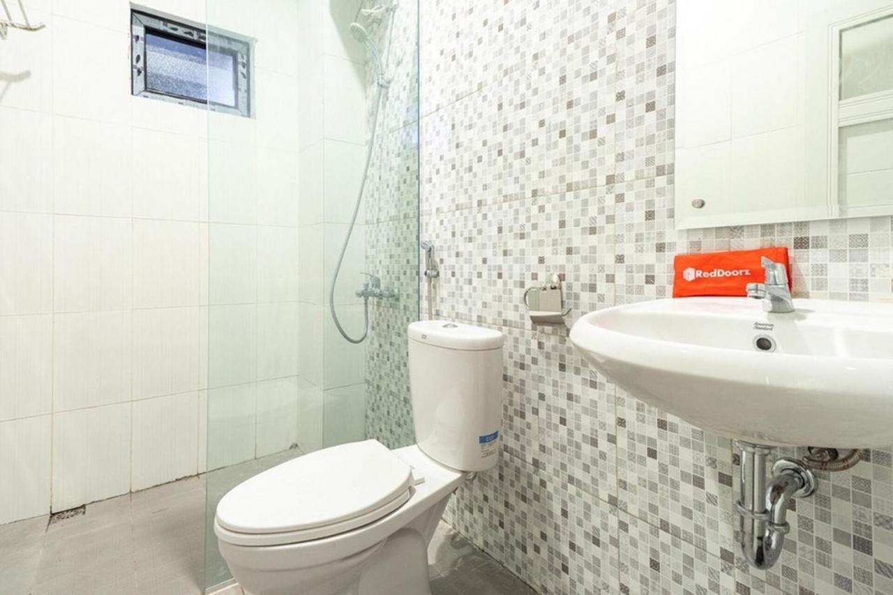 Отель Reddoorz @ Binjai Экстерьер фото