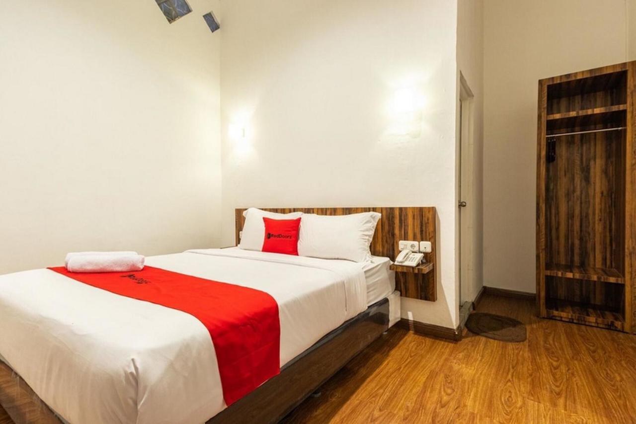 Отель Reddoorz @ Binjai Экстерьер фото