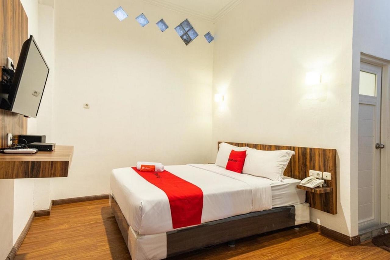 Отель Reddoorz @ Binjai Экстерьер фото
