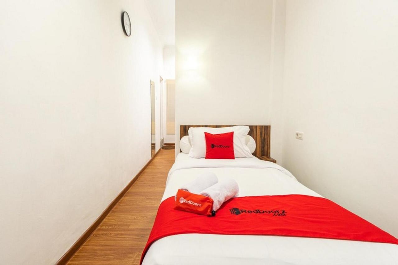 Отель Reddoorz @ Binjai Экстерьер фото