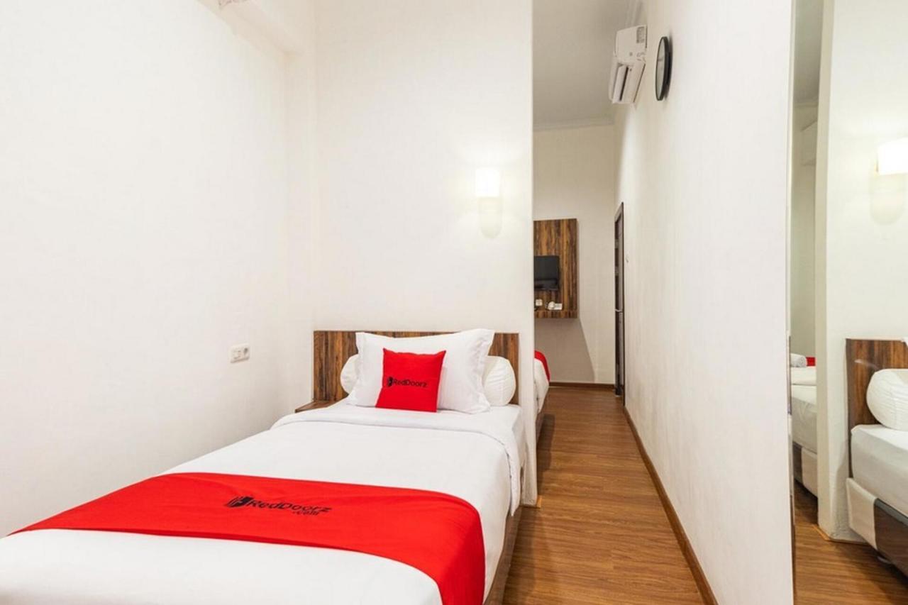 Отель Reddoorz @ Binjai Экстерьер фото