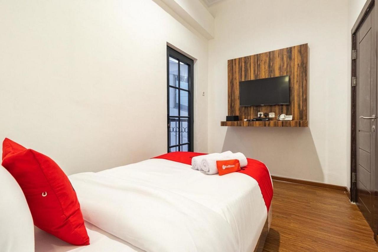 Отель Reddoorz @ Binjai Экстерьер фото